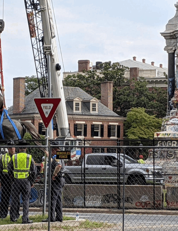 A photo of the Lee statue being removed.