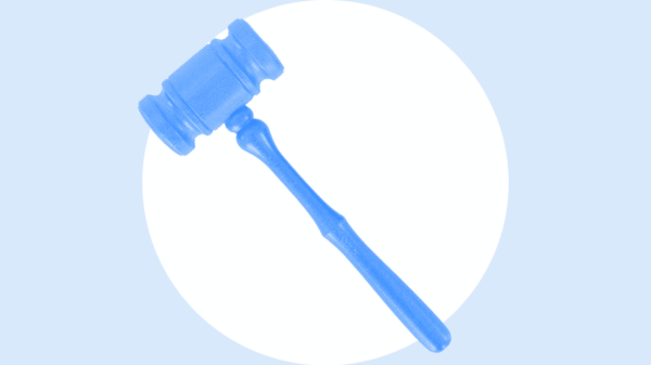 Over a light blue background is a white circle with a blue gavel over top.