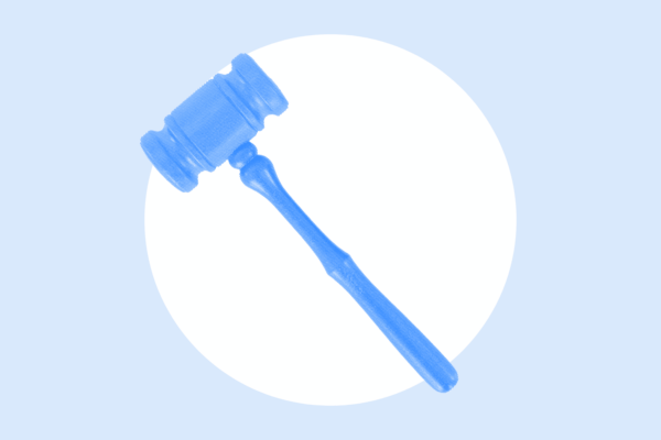 Over a light blue background is a white circle with a blue gavel over top.