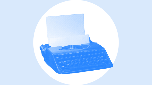Over a light blue background is a white circle with an blue typewriter in the middle.