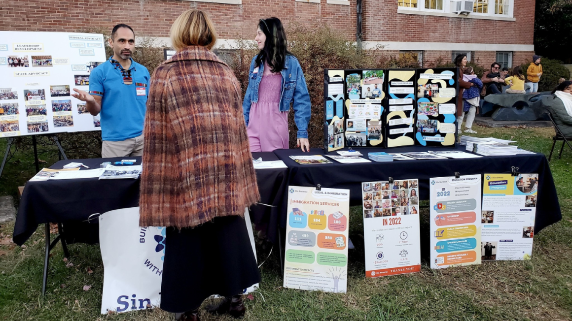 Sin Barreras staff tabled at an event and talked to an attendee.