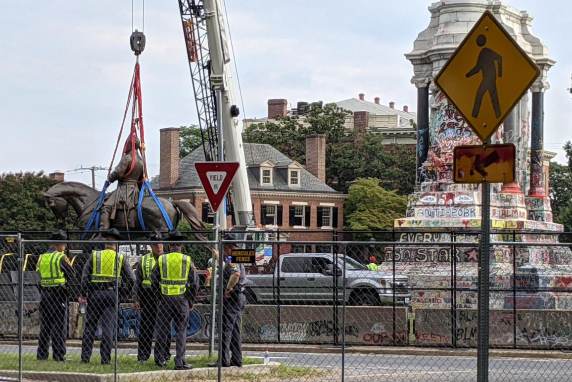 A photo of the Lee statue being removed.